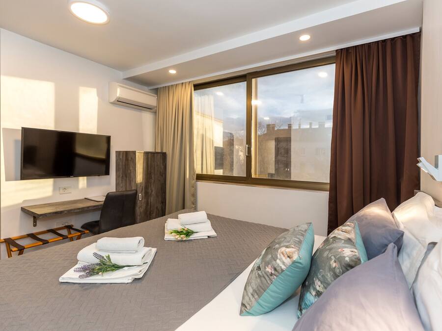 Quarto casal ou duplo luxo, vista para a cidade | Frigobar, cofres nos quartos, escrivaninha