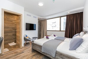 Minibar, caja de seguridad en la habitación y escritorio 