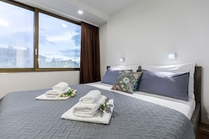 Deluxe-Doppel- oder -Zweibettzimmer, Stadtblick | Minibar, Zimmersafe, Schreibtisch, Bügeleisen/Bügelbrett