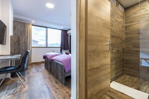 Minibar, caja de seguridad en la habitación y escritorio 