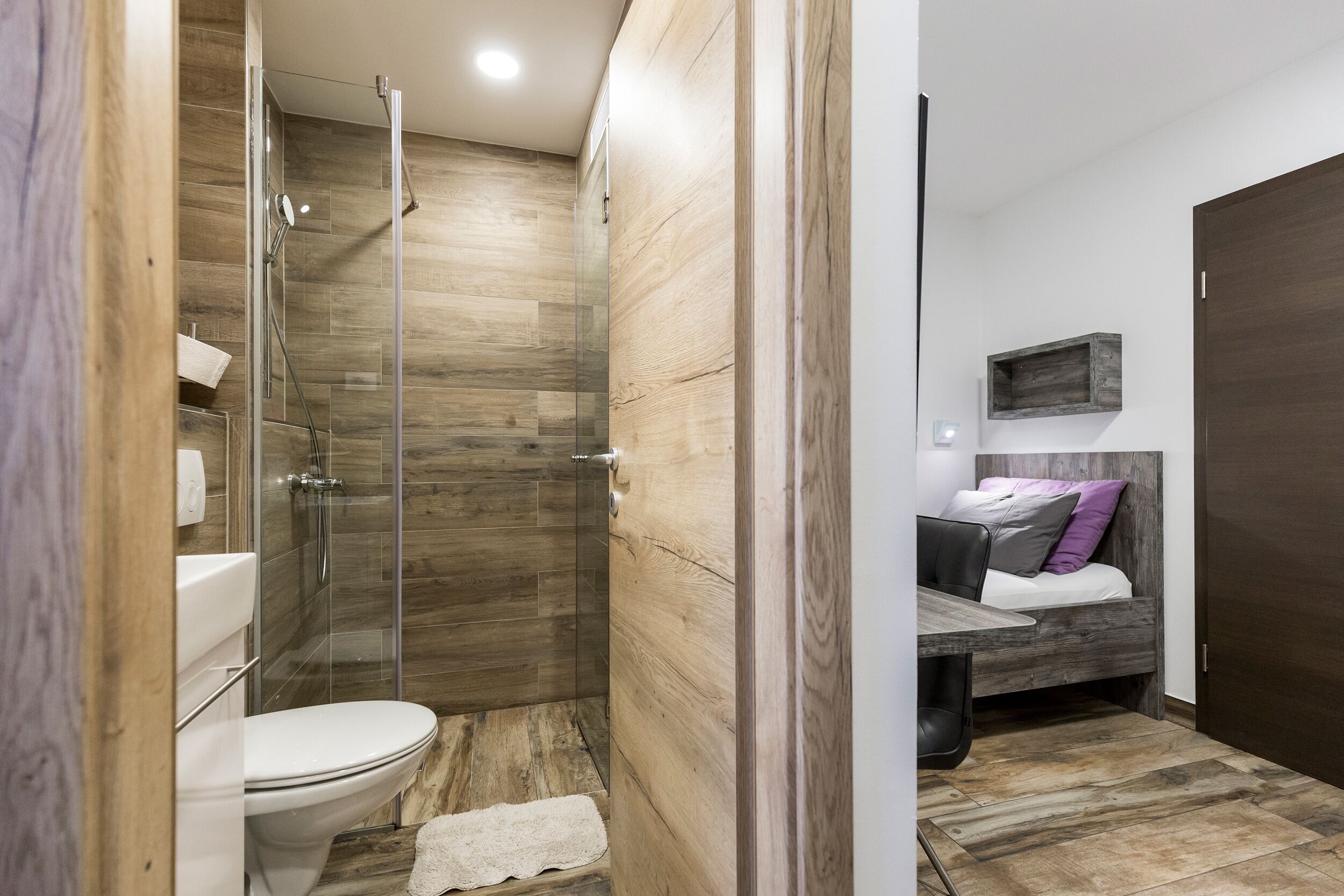 Standard Twin Room | Bathroom | Shower, free toiletries, hair dryer, towels
