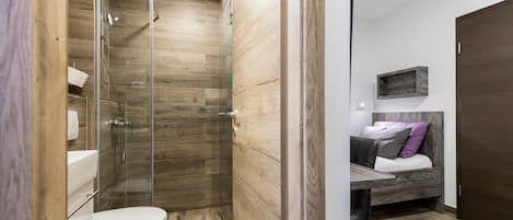 Standard Twin Room | Bathroom | Shower, free toiletries, hair dryer, towels