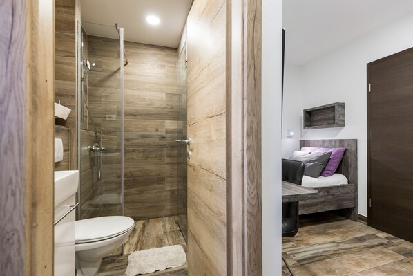 Standard Twin Room | Bathroom | Shower, free toiletries, hair dryer, towels - Apinelo Tower Rooms (Split)