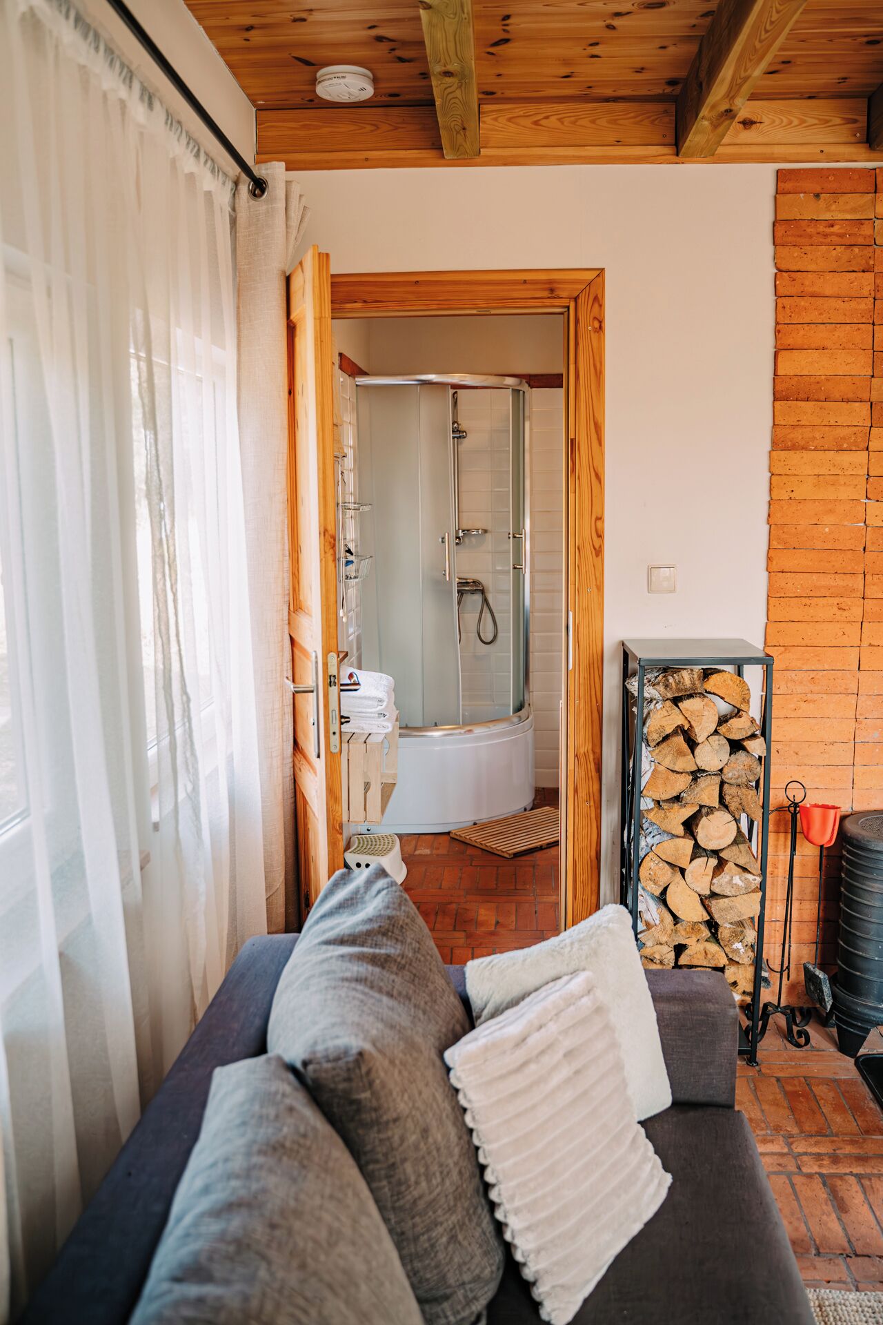 Comfort-Ferienhaus, Nichtraucher, Haustiere gestattet | Badezimmer | Dusche, Regendusche, Haartrockner, Handtücher