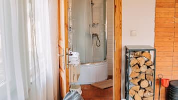 Comfort-Ferienhaus, Nichtraucher, Haustiere gestattet | Badezimmer | Dusche, Regendusche, Haartrockner, Handtücher