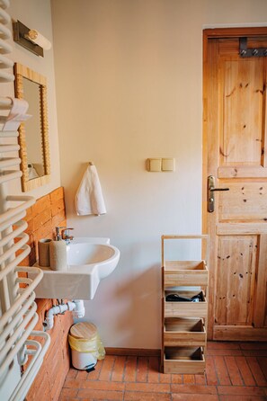 コンフォート コテージ 禁煙 ペットとの宿泊可 | バスルーム | シャワー、レインフォールシャワー、ヘアドライヤー、タオル