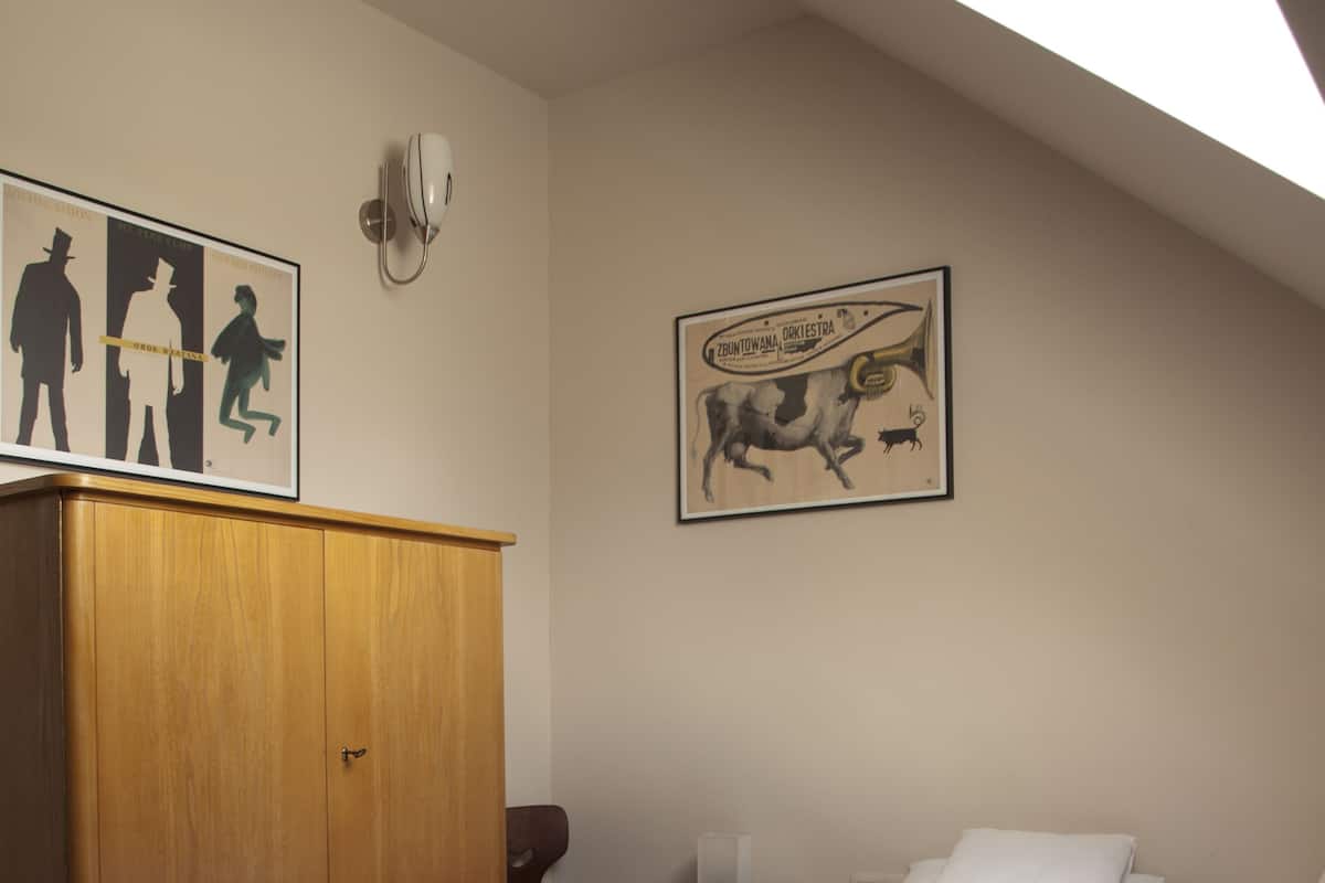 Muebles diferentes, cunas, wifi gratis y ropa de cama