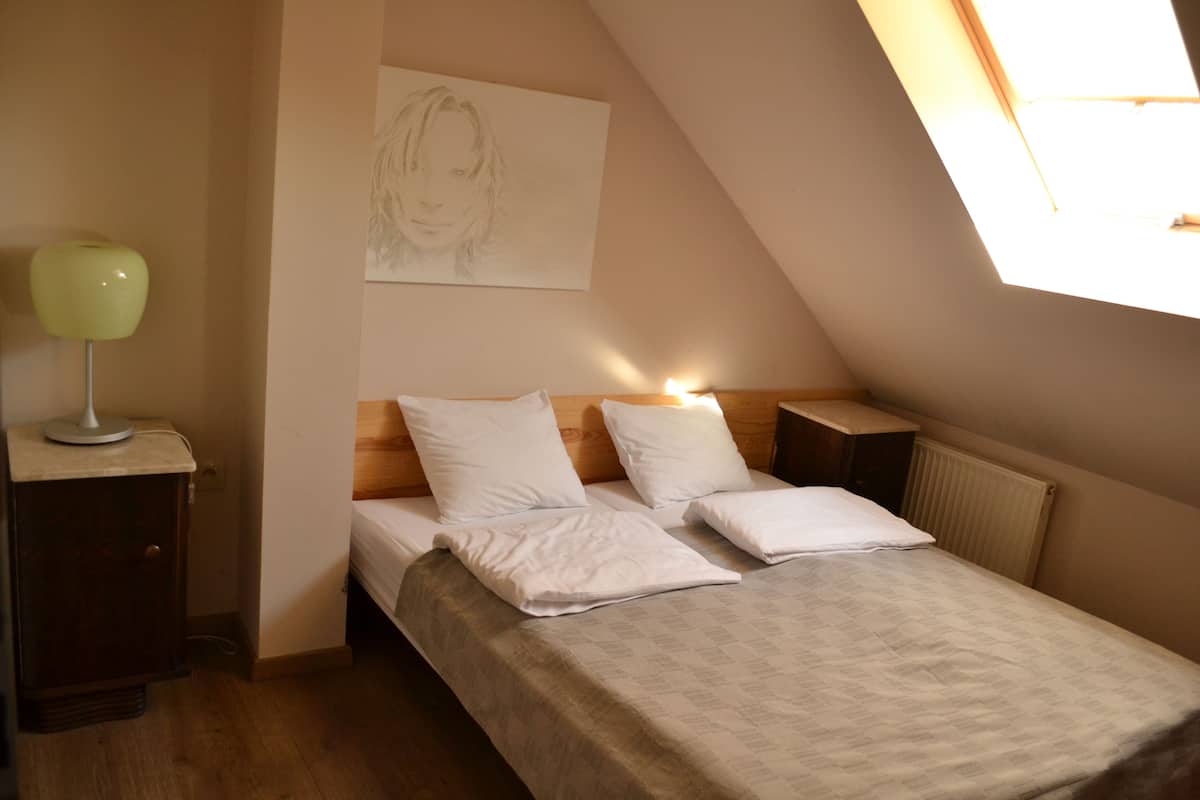 Muebles diferentes, cunas, wifi gratis y ropa de cama