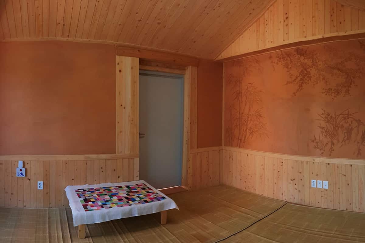 Habitación (C) | 1 dormitorio, ropa de cama de alta calidad, escritorio y cortinas opacas