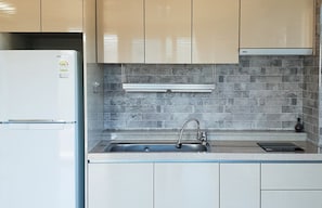 Chambre (B) | Coin cuisine privé | Réfrigérateur, micro-ondes, plaque de cuisson, bouilloire électrique