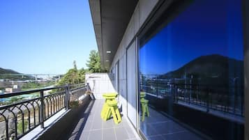 Room (B) | Terrace/patio