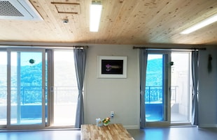 Room (B) | Living area | Flat-screen TV