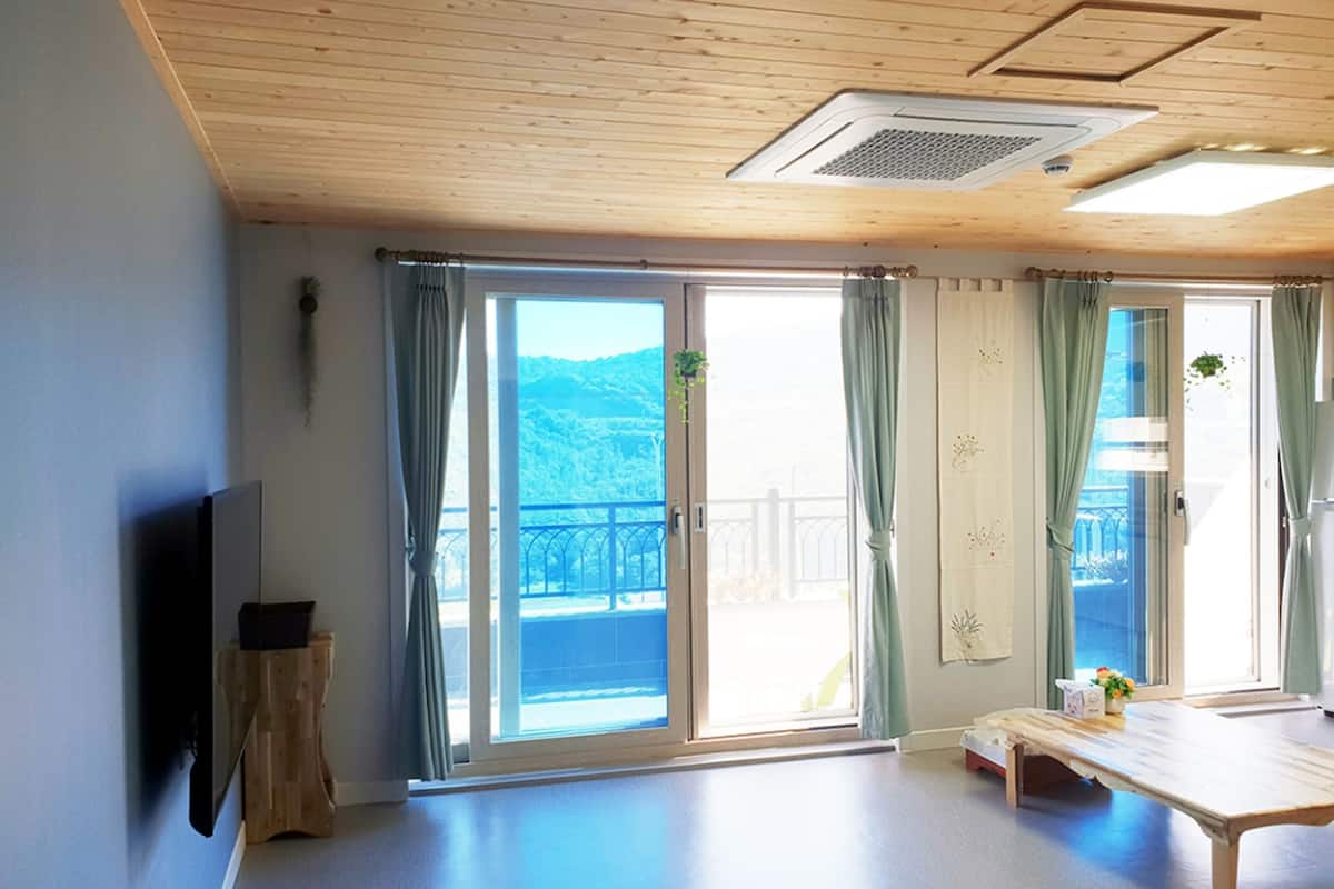Habitación (A) | 1 dormitorio, ropa de cama de alta calidad, escritorio y cortinas opacas