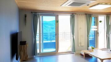 Room (A) | Premium bedding, desk, blackout drapes, free WiFi