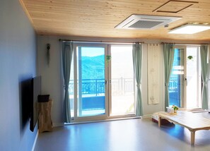 Room (A) | Premium bedding, desk, blackout drapes, free WiFi - Pyramid Red Clay Pension (Yeosu)