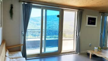 Room (B) | Living area | Flat-screen TV