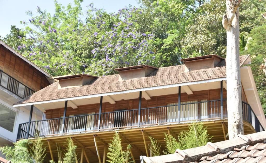 Un edificio de dos plantas con un balcón en el piso superior.