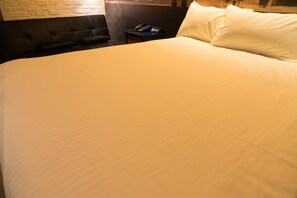 Deluxe Double Room, 1 Double Bed, Non Smoking | In-room safe, desk, soundproofing, free WiFi - V Hotel (Taipei)
