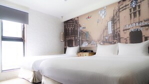 Habitación de hotel con dos camas, un ventanal grande y un mural en la pared con un paisaje urbano y el logotipo de Starbucks.