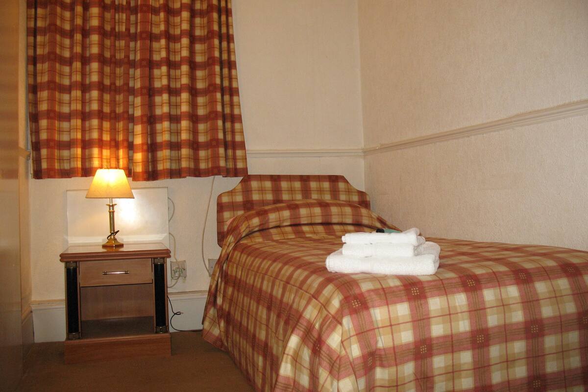 Single Room | Desk, iron/ironing board (on request), WiFi (free)