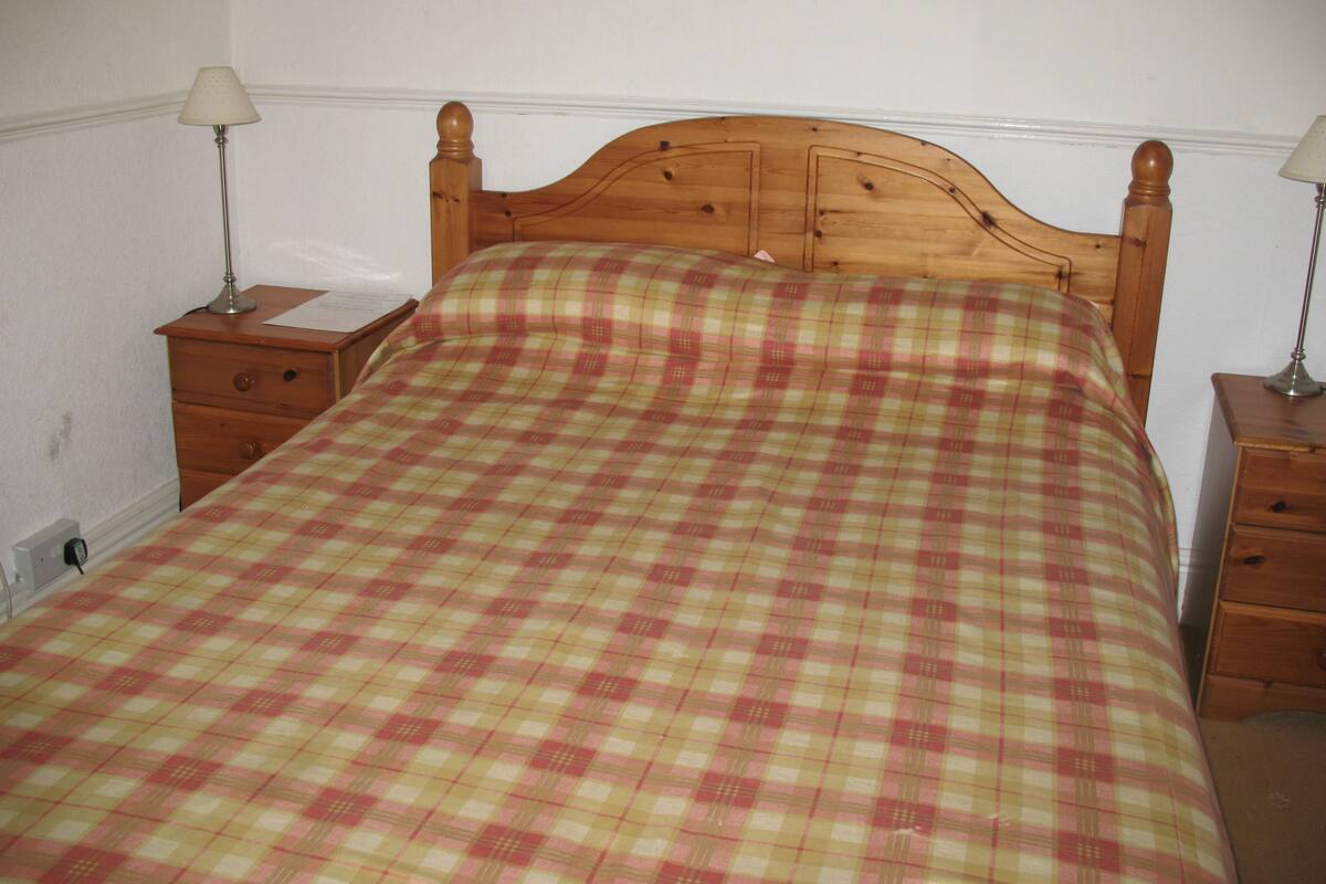 Family Room | Desk, iron/ironing board (on request), WiFi (free)