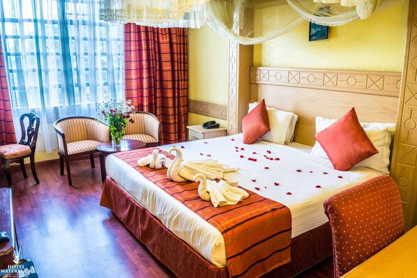 Desk, soundproofing, free WiFi, wheelchair access