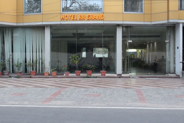 Vista frontal de la propiedad