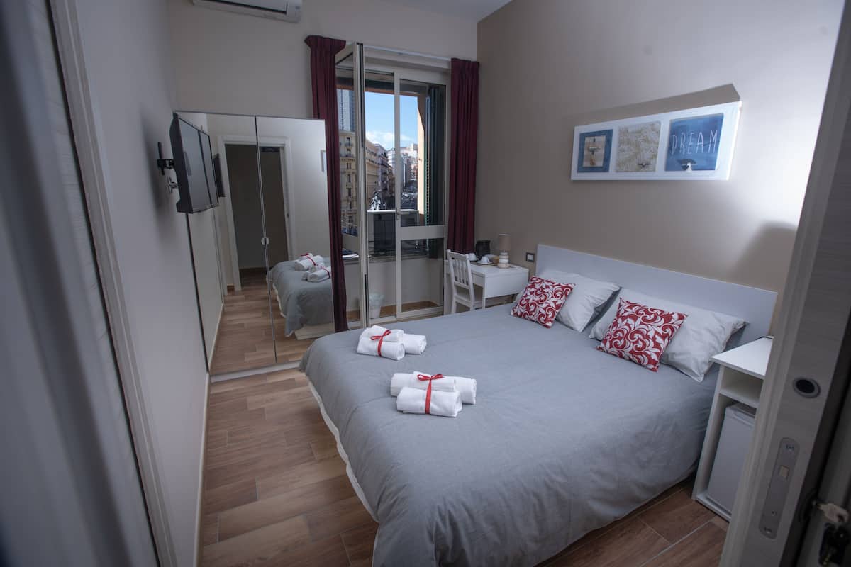 Habitación urbana | Camas con efecto memoria, minibar y decoración personalizada