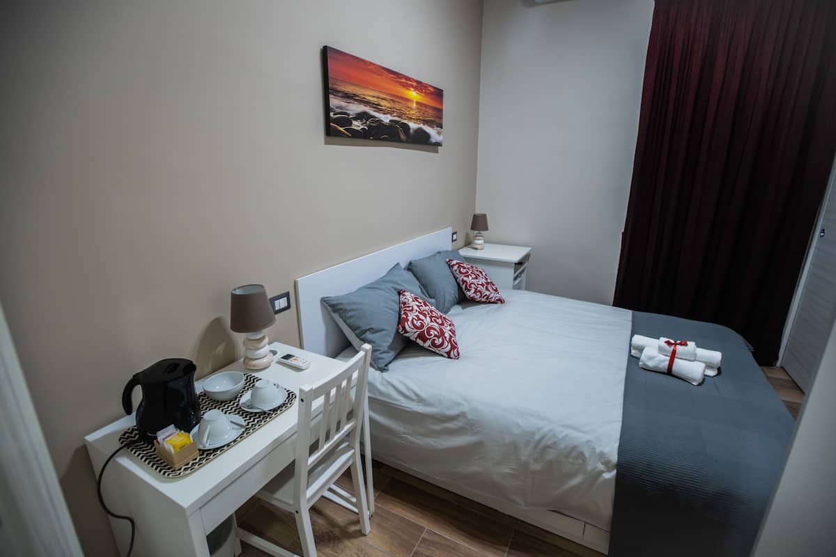 Habitación básica | Camas con efecto memoria, minibar y decoración personalizada