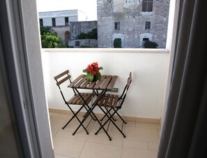 Habitación triple, balcón | Balcón