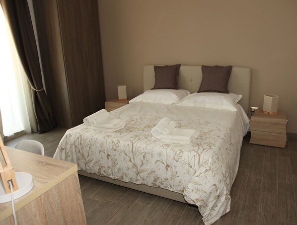 Habitación cuádruple, balcón | Ropa de cama hipoalergénica, colchones viscoelásticos, escritorio