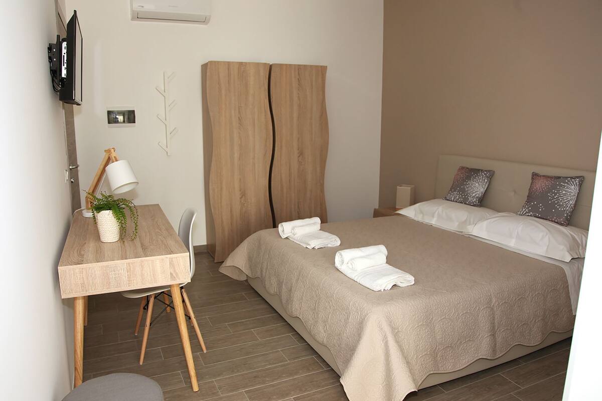 Habitación doble, balcón | Ropa de cama hipoalergénica, colchones viscoelásticos, escritorio