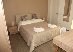 Habitación doble, balcón | Ropa de cama hipoalergénica, colchones viscoelásticos, escritorio