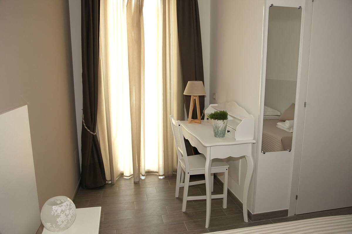 Habitación triple, balcón | Ropa de cama hipoalergénica, colchones viscoelásticos, escritorio