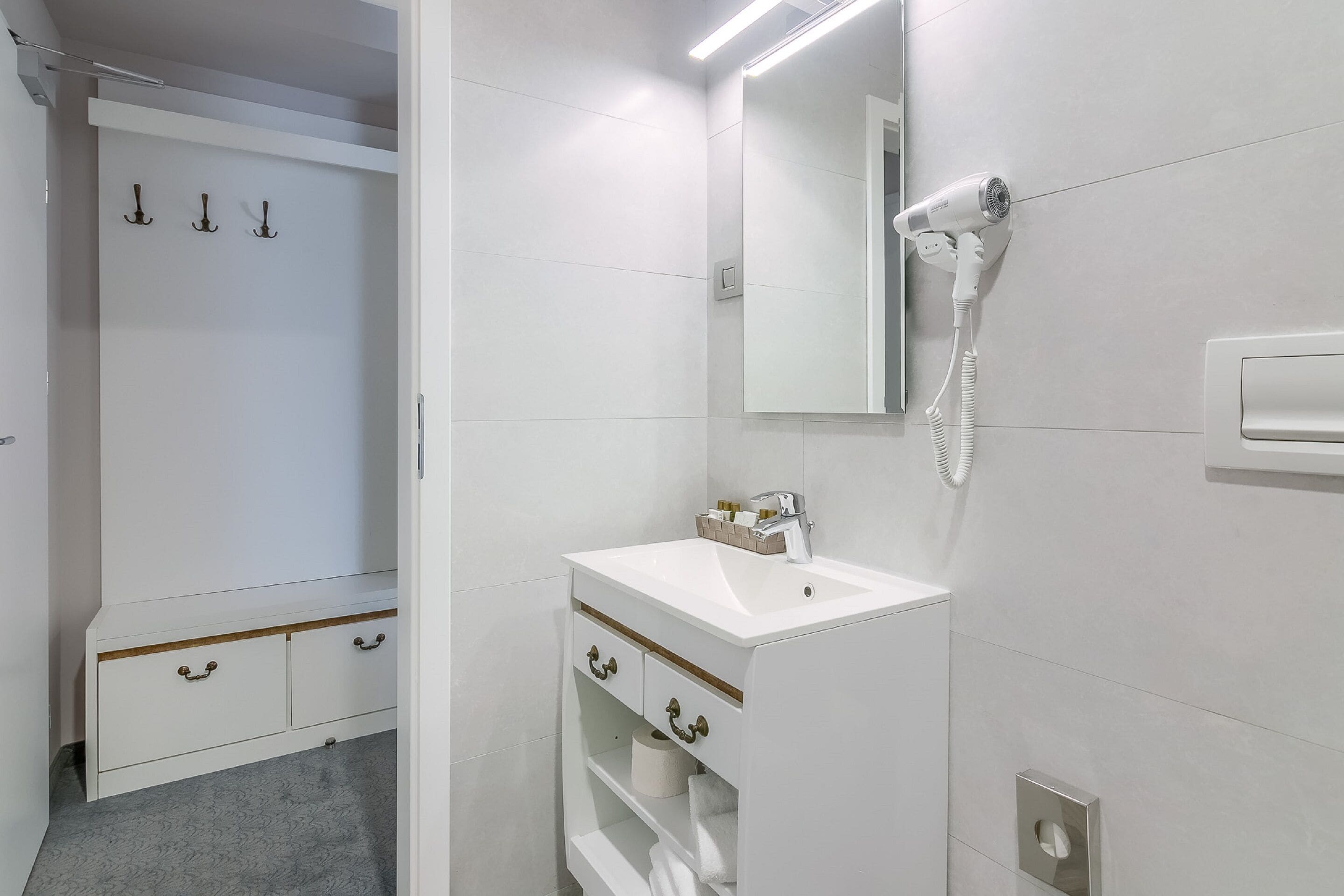 twin room | bathroom | shower, free toiletries, hair dryer, bathrobes