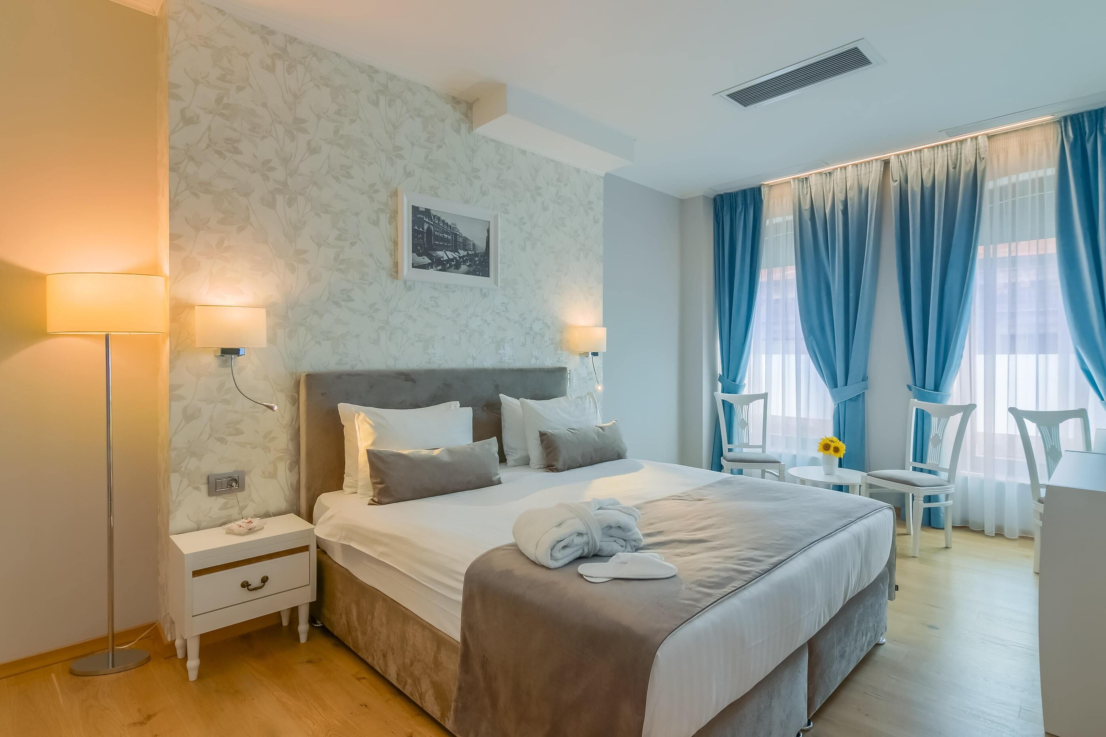 Photo - New Era Hotel Old Town Party Zone Bucharest- parking with fee nearby - NOT at the hotel !