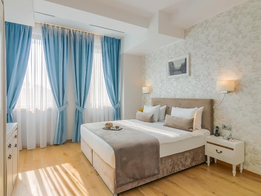 Deluxe Double Bed | 1 soverom, safe på rommet, individuelt dekorert og skrivebord