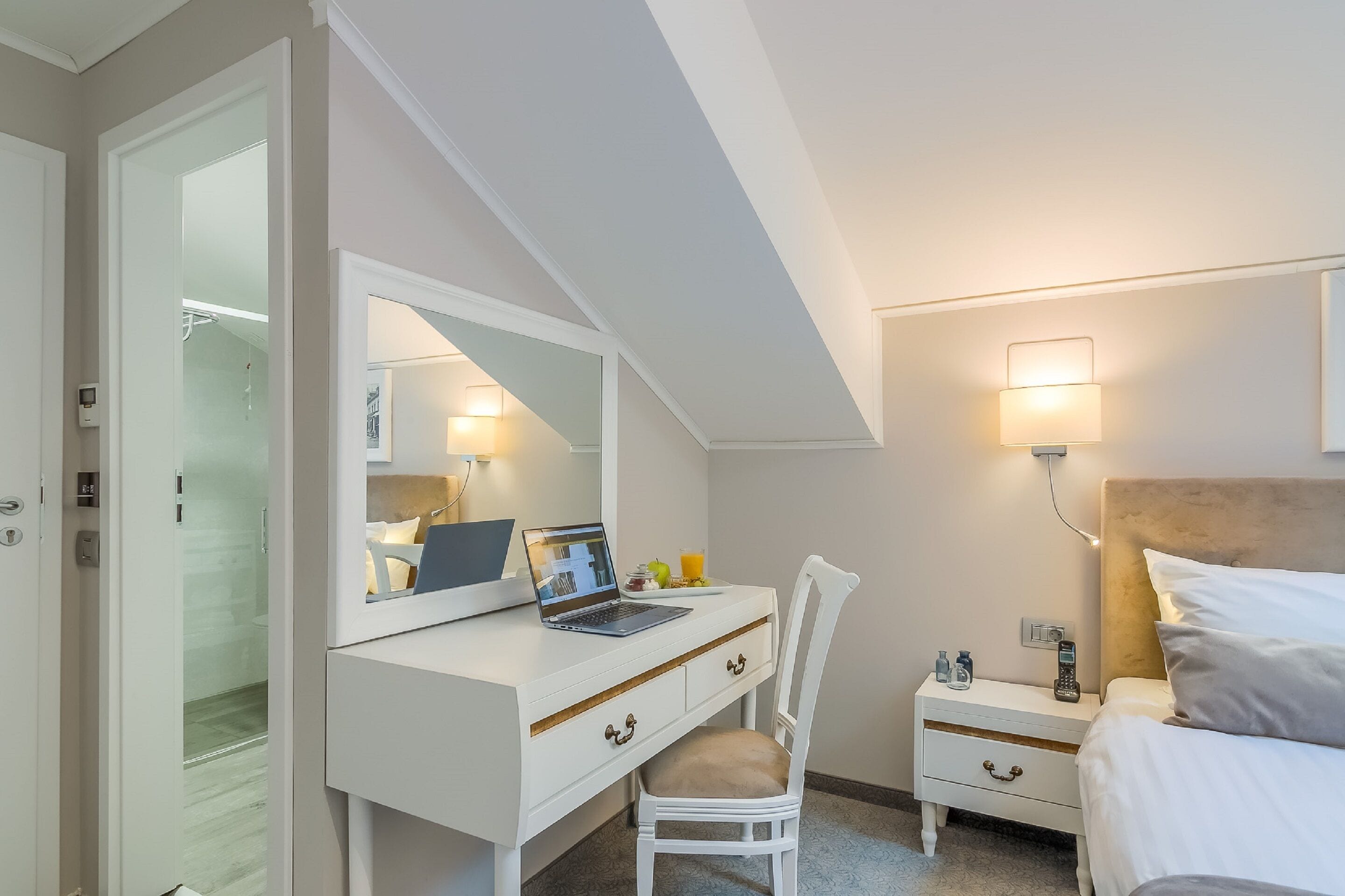 basic room, 1 queen bed | 1 bedroom, in-room safe, individually decorated, desk