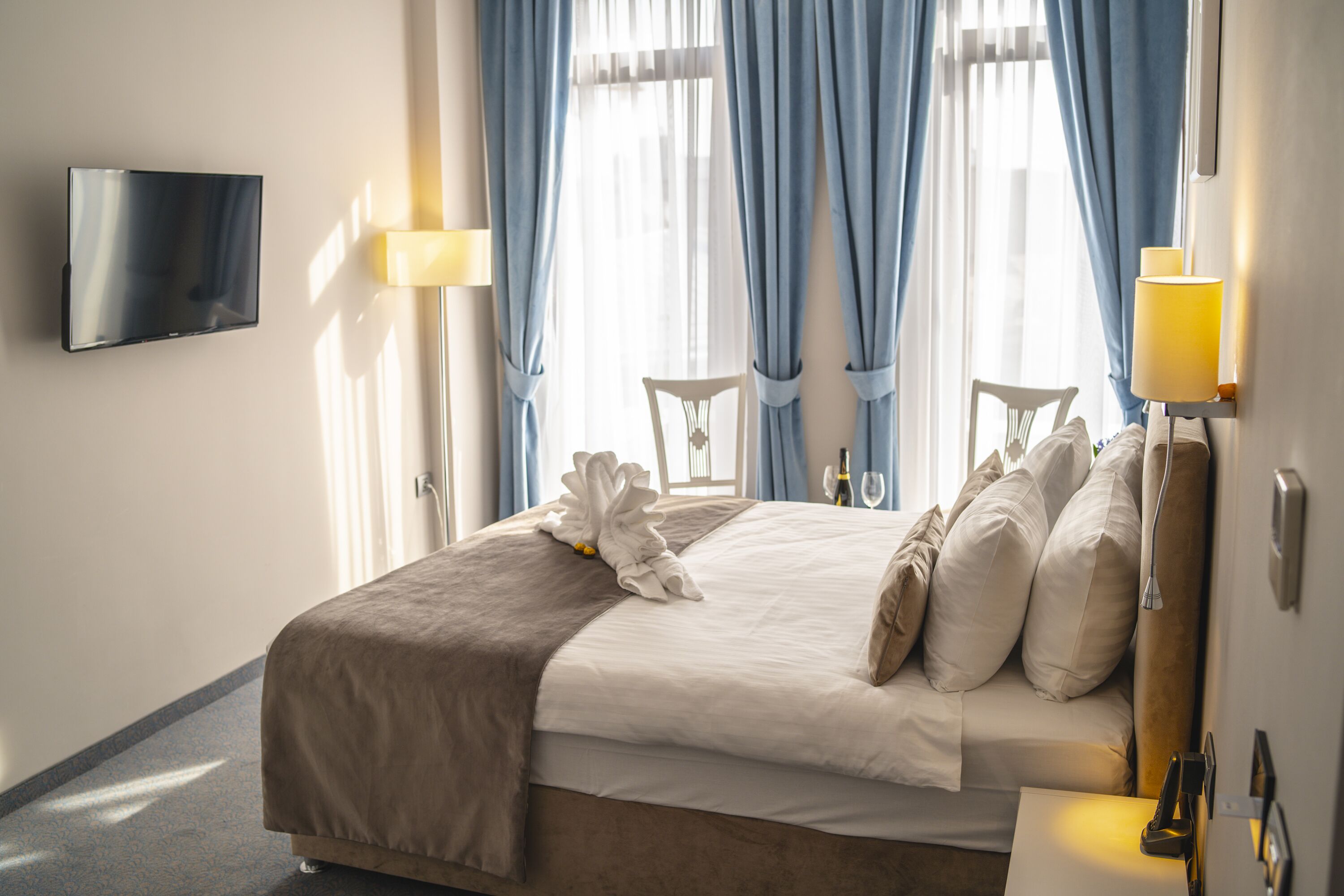 deluxe room, balcony | 1 bedroom, in-room safe, individually decorated, desk