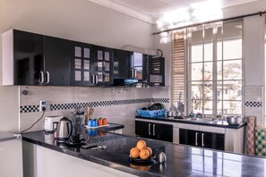 Jääkaappi, liesi, keittoastiat/astiat/ruokailuvälineet