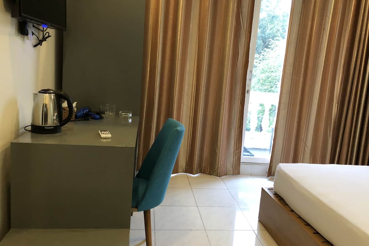 Desk, free WiFi