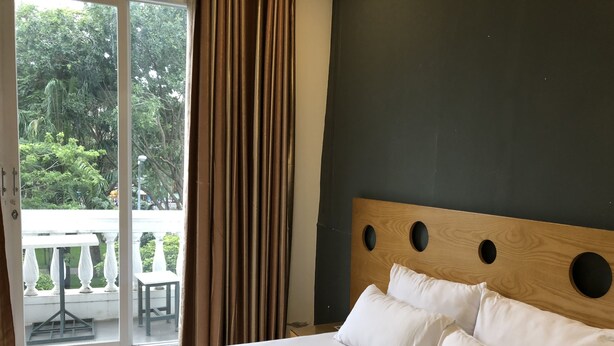 Deluxe Double Room, Balcony, Park View - Istay Inn Saigon (Ho Chi Minh City)