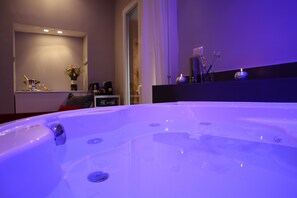 Free minibar, in-room safe, desk, blackout drapes - Millina Suites In Navona (Rome)