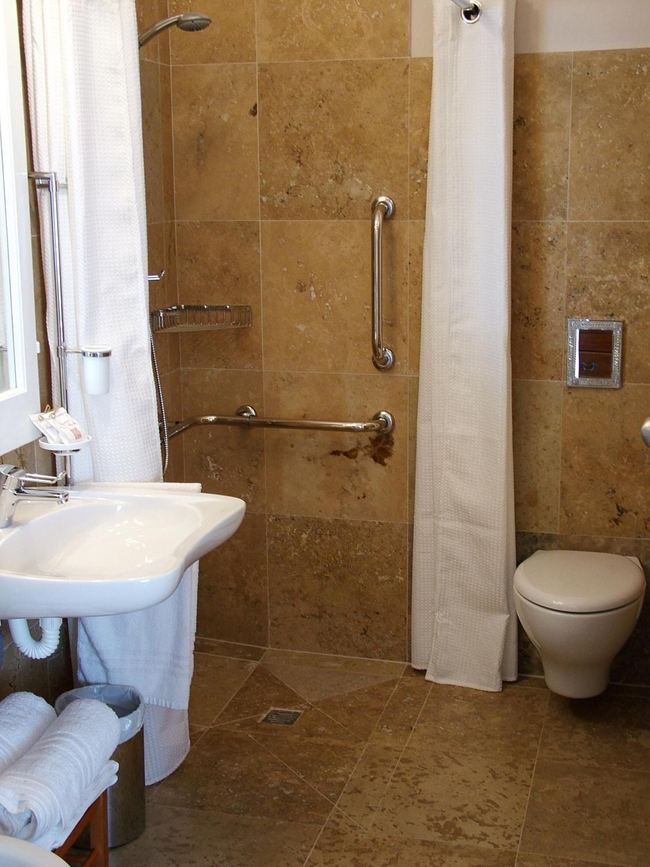 Dusche, kostenlose Toilettenartikel, Haartrockner, Bidet
