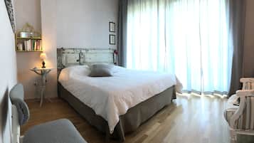 Double Room, 1 Queen Bed, Non Smoking | Blackout drapes, free cribs/infant beds, free WiFi, bed sheets