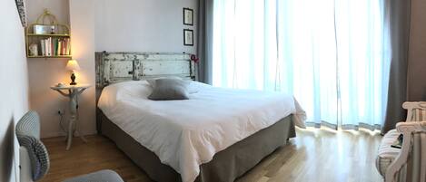 Double Room, 1 Queen Bed, Non Smoking | Blackout drapes, free cribs/infant beds, free WiFi, bed sheets