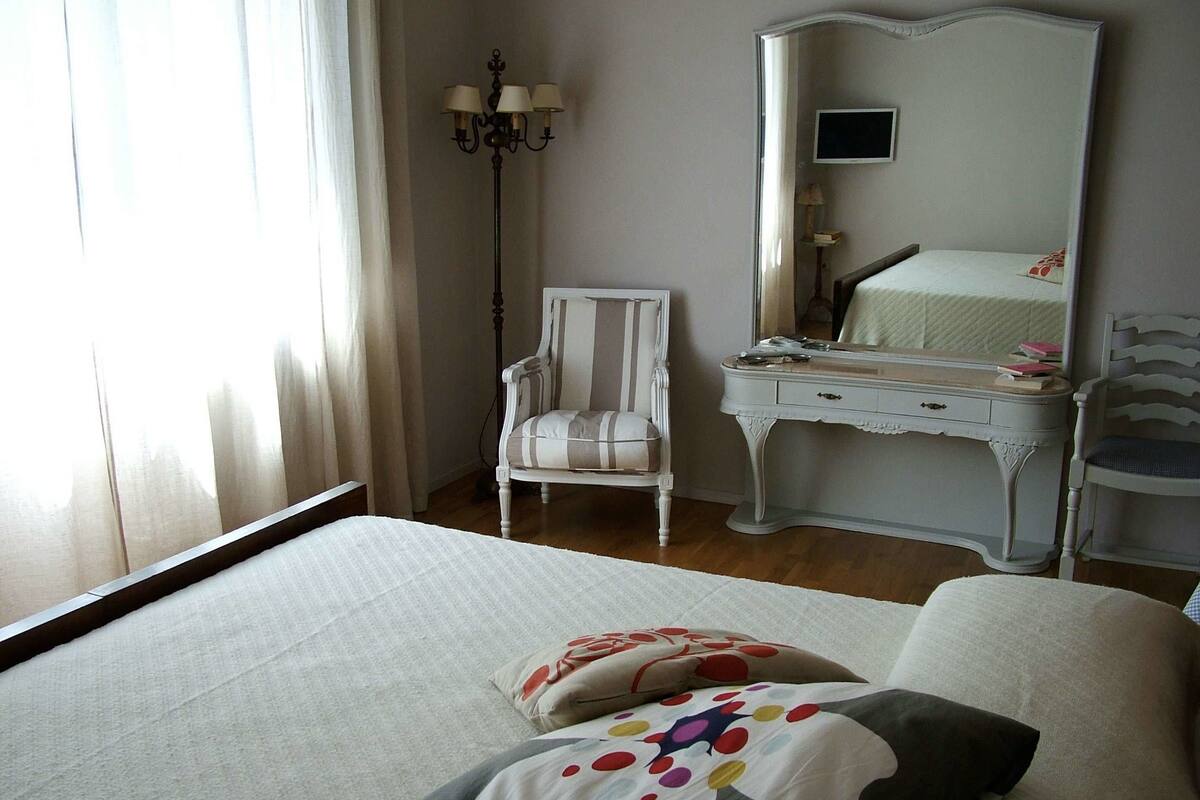 Blackout curtains, free cots/infant beds, free WiFi, bed sheets
