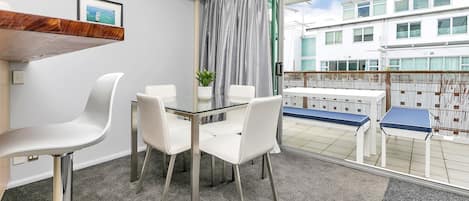 Ruokailu omassa huoneessa