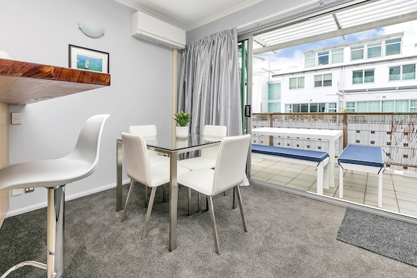 In-room dining - Deluxe Waterfront & City Apartment (Auckland)