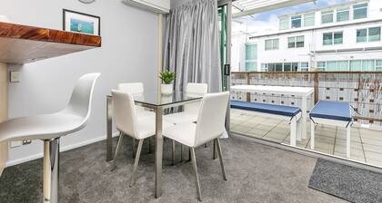 Deluxe Waterfront & City Apartment
